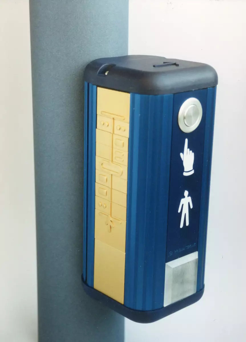 Projektpärm för Prisma teknik. Elektronisk signallåda för övergångställen med reliefkarta för människor med begränsad syn. 

Pärmen innehåller skisser, ritningar, foton, referensmaterial, kravspecifikationer, räkenskaper, designprisutmärkelser samt korrespondens. (Totalt 123 objekt)