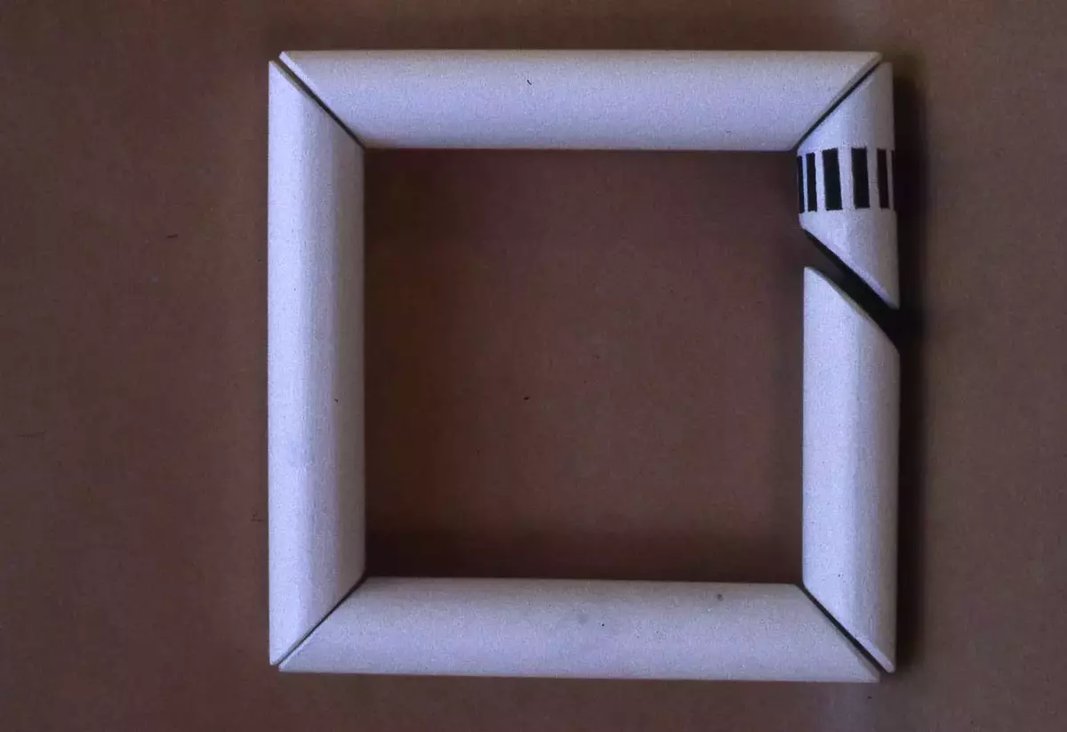 Ledlampa. Skisser på design och fungerande modell på ledlampa för Brio tåg. Eget projekt.