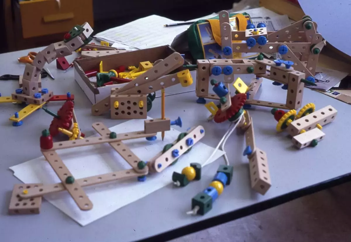 Nya koncept för BRIO Mec byggsats. Tekniksatser som kugghjul och pneumatik (luft), figurer och verktygsbälte. Designskisser och modeller.