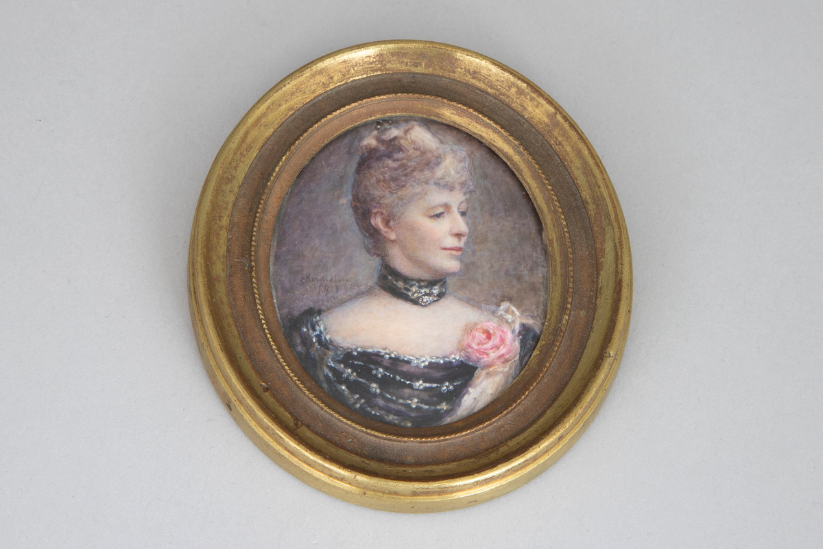 Kvinneportrett i oval ramme av bronse; brystbilde i halv profil mot høyre. Portrettet er uført i oljemaling på skinn. Kvinnen har på seg en svart utringet kjole med perlebroderi, rosa rose og lyst sjal ved venstre skulder. Hun bærer et svart bånd med perler og stener rundt halsen. Maleriet er under glass, rammen er profilert, med en skråriflet kant ved innerste profil. Forgylt papplate med påskrift på baksiden.
Tilhørende eske med hengslet lokk. Esken er trukket med rødt skinn, innvendig rød silke og fløyel. Innvendig i lokket forgylt trykk: "Sophie Hoff, datter av General Nikolai Hoff og hustru Marie Hambro".