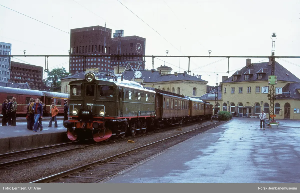 Elektrisk lokomotiv El 5 2039 med veterantog til Stavanger på Oslo Vestbanestasjon