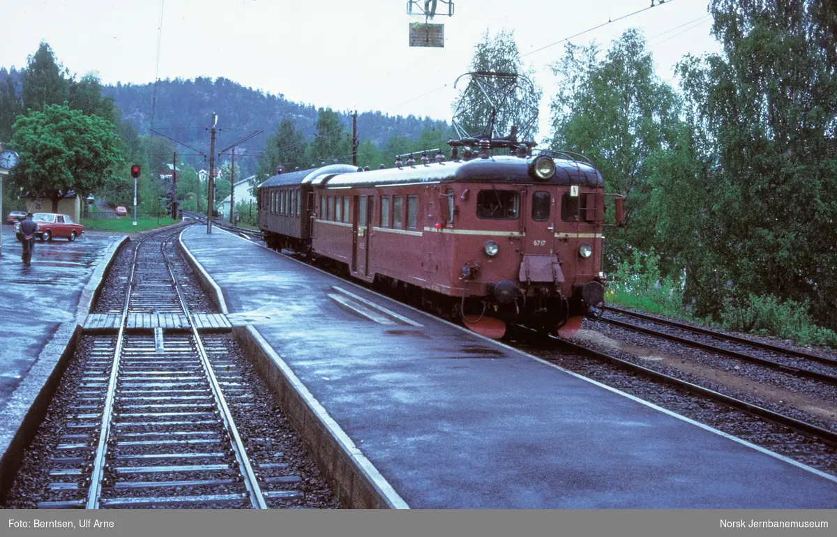 Elektrisk motorvogn BM 67 17 med styrevogn BFS 65 med lokaltog på Drangedal stasjon