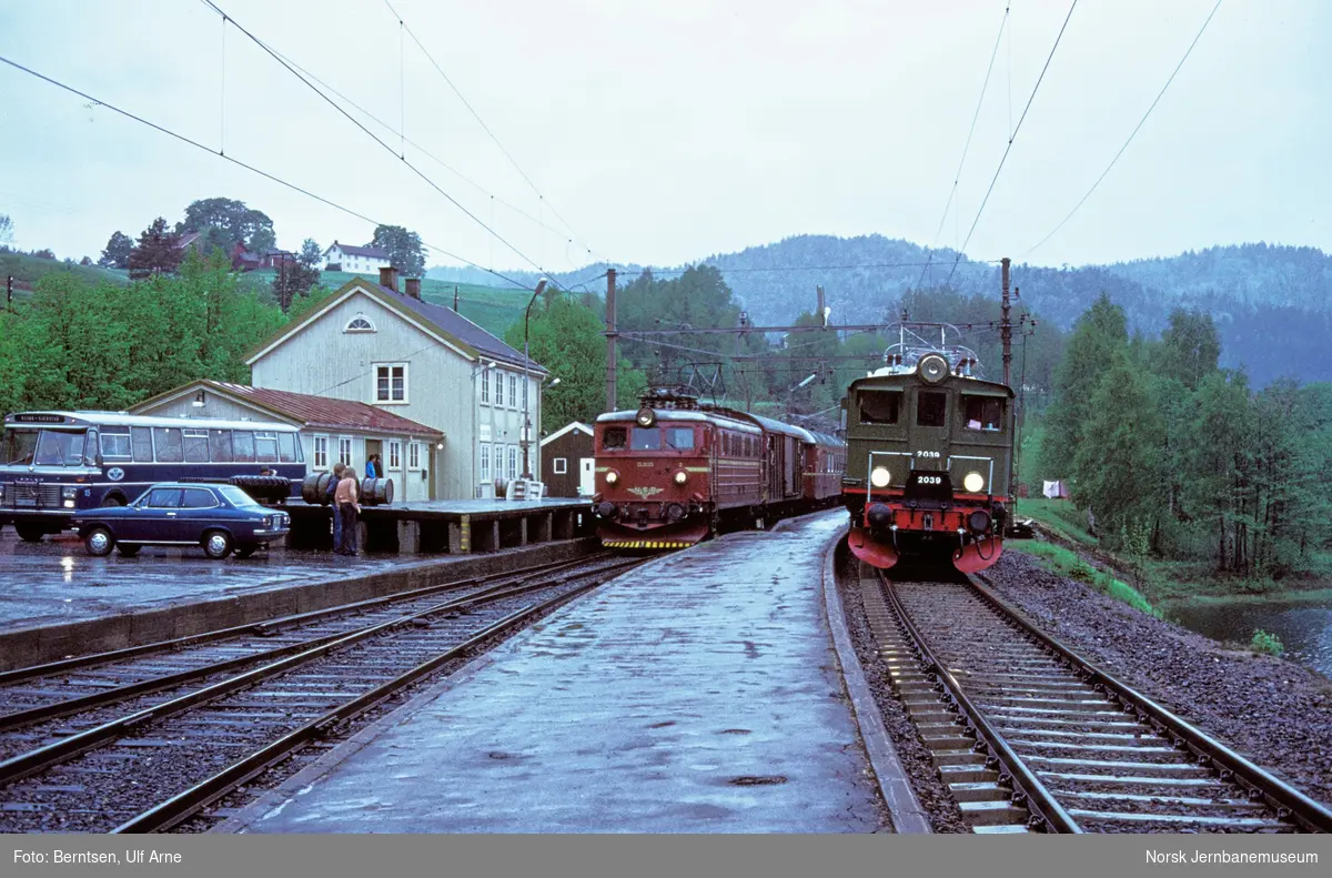 Elektrisk lokomotiv El 5 2039 med veterantog til Stavanger Gjerstad stasjon. Til venstre elektrisk lokomotiv El 13 2123 med dagtoget til Stavanger, tog 701