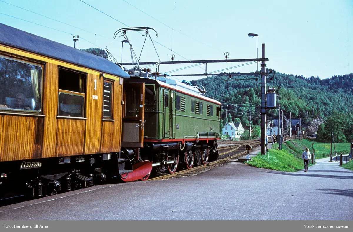Elektrisk lokomotiv El 5 2039 med veterantog fra Stavanger til  Oslo Vestbanestasjon på Sira stasjon