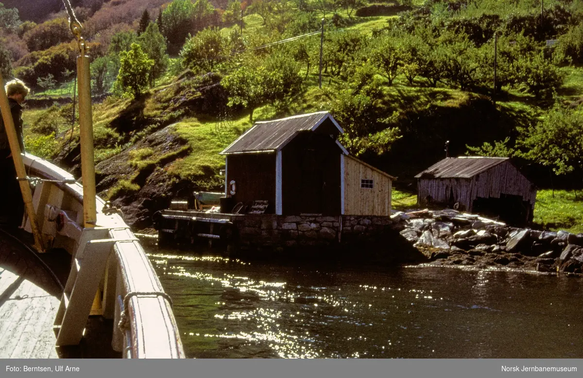 Ombord i M/S Bjørghild ved bryggen i Otterskred i Sogn