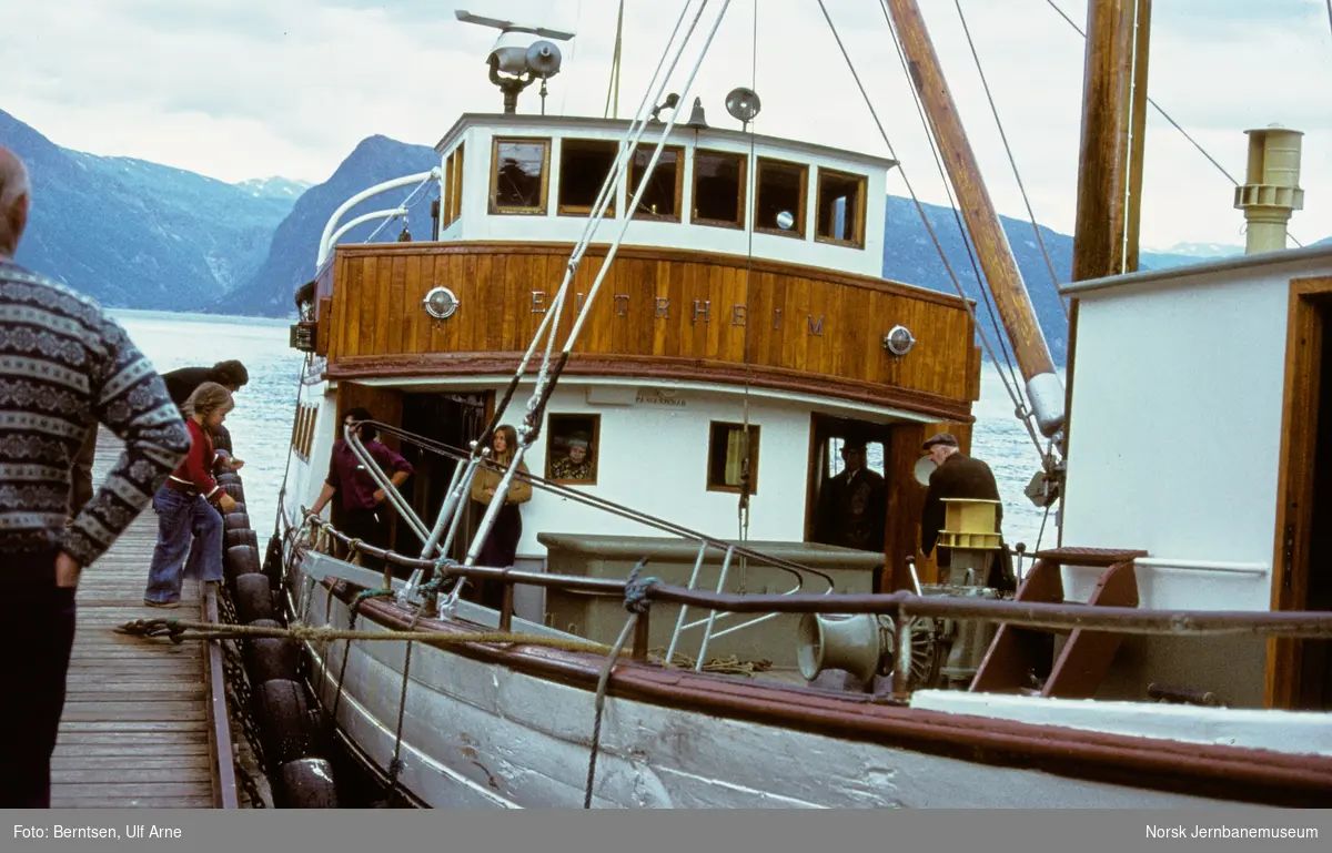 M/S Eitrheim ved bryggen i Ortnevik i Høyanger