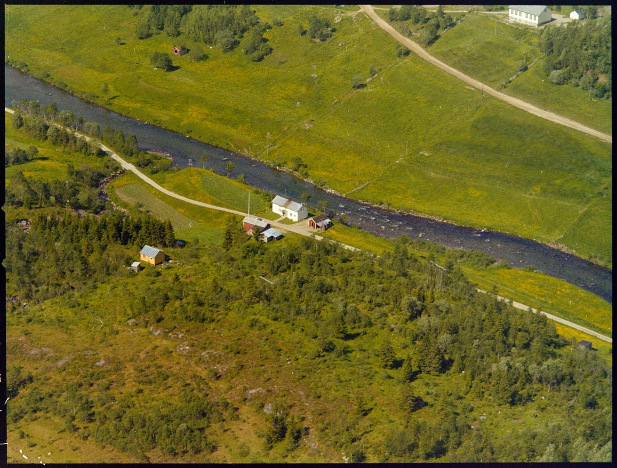 Leirfjord, Leira (Leirosen). På bildet sees "Elvebakken" hvor May og Sverre Elvebakk bodde. Den gule bygningen litt til venstre i bildet er en hytte som sønnen eide. På den andre siden av elva ligger Leira skole.