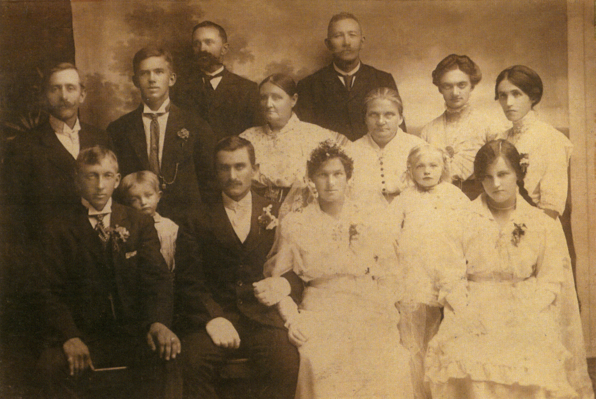 Bryllup 1917.
Brudeparet var Oline Telle og Ottar Nyhuus.
Foran fra v.: Torbjørn Telle (1890-1932) (Brudens bror), Odd Rønningen (1914-1975), Othar Nyhuus (1892-1918), Oline Telle (1898-1917), Jenny Rønningen (1913-) g. Bjørseth, Kelfrid Nyhuus (1902-1990) ( Brudgommens søster).
 Midterste rekke fra v.: Ole Rønningen (1881-1933), Håkon Telle (1901-1974) (Brudens bror), Petra Nyhuus (1866-1929 (Brudgommens mor), Karoline Telle (1862-1945) (Brudens mor), Ingeborg Nyhuus (1886-1959) født Telle (Brudens søster), Margit Rønningen (1894-1965) født Nyhuus (Brudgommens søster).
Bak fra v.: Magnus Nyhuus (1870-1940) Brudgommens far, Rikard Telle (1859-1936) Brudens far.