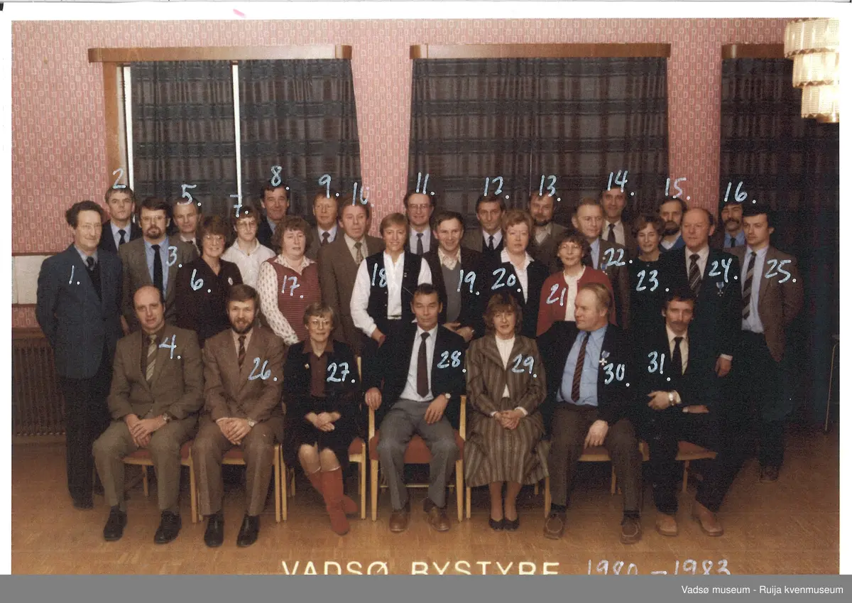 Vadsø bystyre 1980-1983. På bildet ser vi; nr 1 Fredrik Fredriksen, nr 2 Svein Holsbø, nr 3 Asbjørn Berg, nr 4 Torbjørn Nordgård, nr 5 Håkon Utheim, nr 6 Jorun Stock, nr 7 Rigmor Søfting, nr 8 Andreas Vaage, nr 9 Steinar Karlsen, nr 10 Torvald Mannsverk, nr 11 Geir Johnsen, nr 12 Ivar Pedersen, nr 13 Trygg Jakola, nr 14 Ingolf Schanke, nr 15 Bjørn Hildonen, nr 16 Jan Basma, nr 17 Bjørg Betsi, nr 18 Liv Pedersen, nr 19 Olav Johnsen, nr 20, Unni Pedersen, nr 21 Karen Pedersen, nr 22 Erling Arvola, nr 23 Ingrid Mietinen, nr 24 Roger Jensen, nr 25 Ingvar Laberg, nr 26 Otto Strand, nr 27 Elsa Jonassen, nr 28 Paul Basma, nr 29 Odny Aleksandersen, nr 30 Arild Rushfeldt, nr 31 Arne Pedersen  ( se nummer markert på bilde 2).