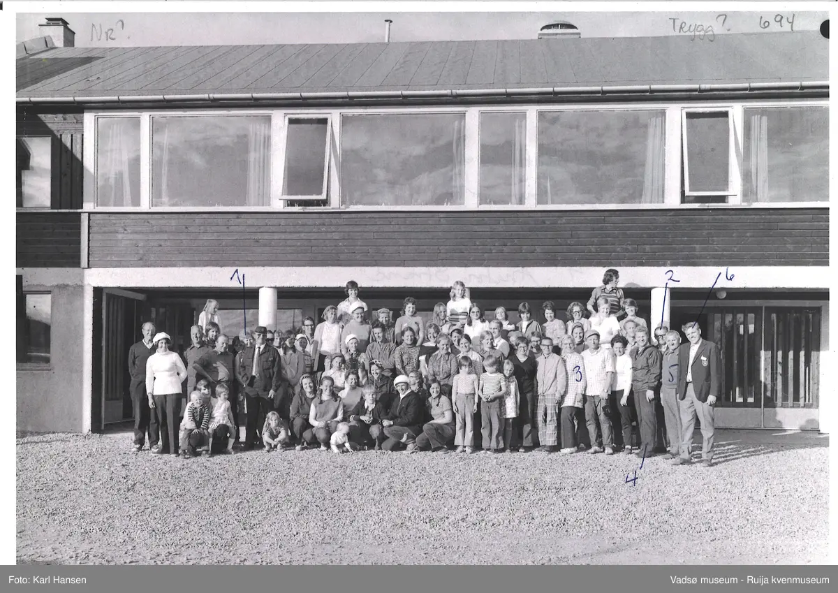 Ungdomssenteret i Vestre Jakobselv fotografert 20. juli 1972. Ungdomssenteret ble bygd og eid av Vestlandske indremisjon. Stevnedeltagere samlet utenfor senteret.
Vi ser bla.; nr 1 Kitty Tesaker, nr 2 Gunnar Harila, nr 3 Kristin Evjen, nr 4 Anaton Strand, nr 5 Osvald Harila og nr 6 Steinar Harila ( se nummer markert på bilde 2).