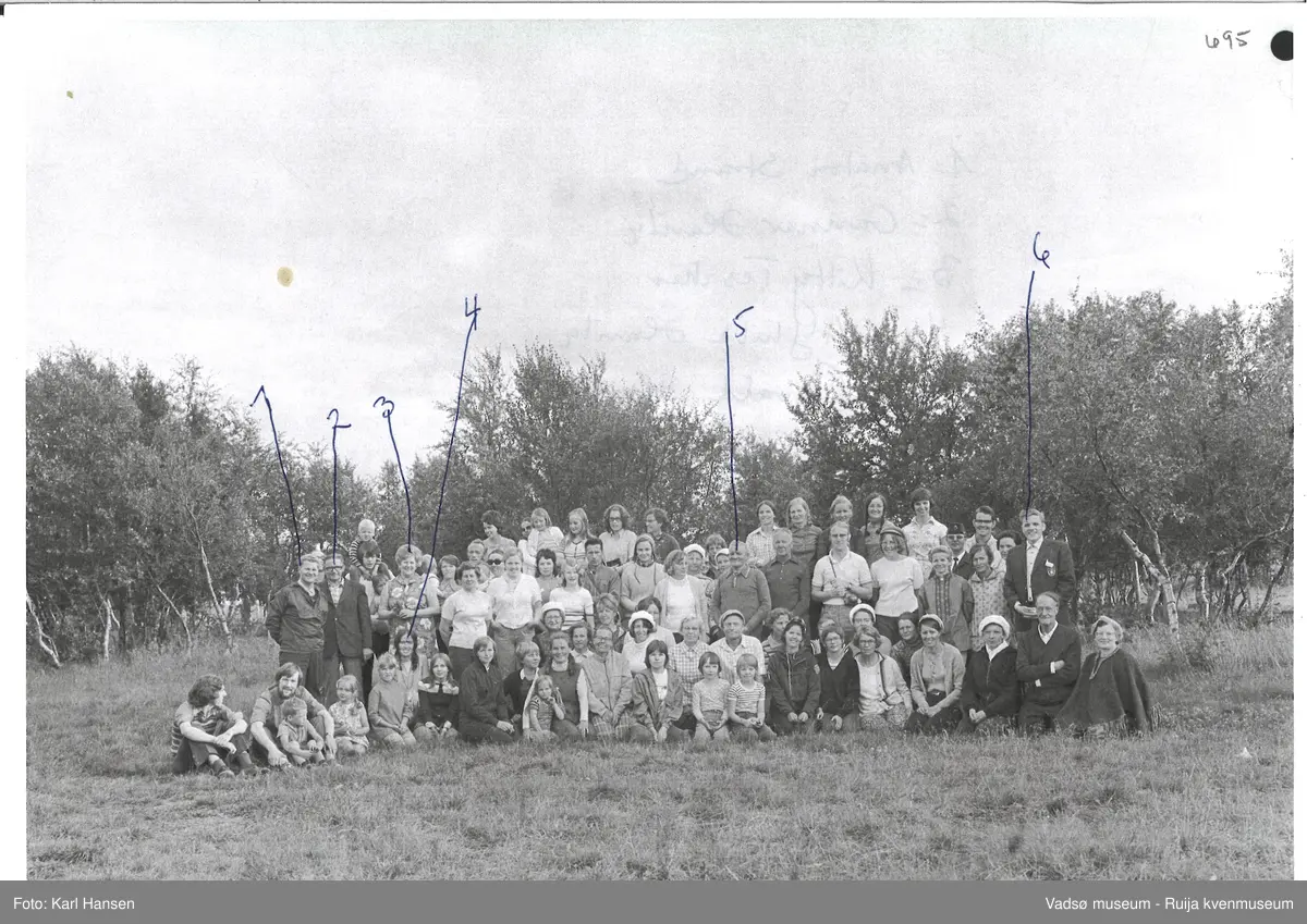 Stevnedeltagere fotografert ved Ungdomssenteret i Vestre Jakobselv 20. juli 1972. Ungdomssenteret ble bygd og eid av Vestlandske indremisjon. På bildet kjenner vi igjen; Nr 1 Anaton Strand, nr 2 Gunnar Harila, nr 3 Kitty Tesaker, nr 4 Alfhild Harila. nr 5 Osvald Harila og nr 6 Steinar Harila (se nummer markert på bilde 2).