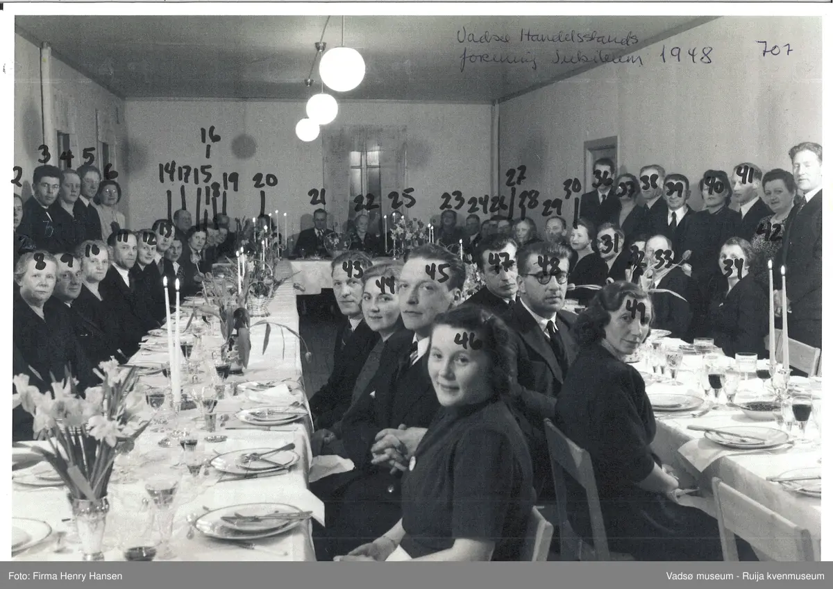 Vadsø 1948. Festmiddag i anledning Vadsø Handelsstand Forenings jubileum i 1948.
Deltagere på jubileet; 1 Petter Johannessen 2 Gerd Ånstad, 3 Andreas Esbensen, 4 Lisbeth Esbensen, 5 Henry Hansen, 6 Fru Øverdahl, 7 Peder Langseth, 8-11Ukjent, 12 Elsa Dørum Persen, 13 Henry Pedersen, 14 Ukjent, 15 Ukjent, 16 Andreas Joki, 17 Fru Joki, 18 Valborg Hansen. 19 Ukjent, 20-29 Ukjent, 30 Ingrid Johannessen, 31 Ukjent, 32 Martha Hansen, 33 Olav Hollum, 34 Ukjent, 35 Rolf Hansen, 36 Johan Grønvigh, 37 Fritjof Nikodemussen, 39 Ukjent, 40 Ella Esbensen, 41 Leif Haldorsen, 42 Anny Iversen, 43 Leif Bjerck, 44 Sofie Klemetsen, 45 Ivar Iversen, 46 Fru J. Grønvigh, 47 Erling Grønvigh, 48 Finn Ånstad, 49 Åshild Haldorsen  ( se nummer markert på bilde 2).