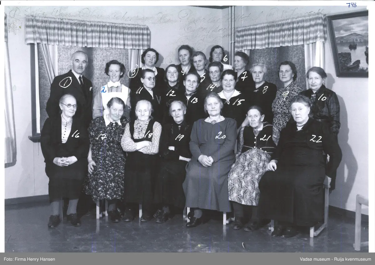 Vadsø. Ansatte og beboere ved gamlehjemmet "Alders Hvile" 15 januar 1951
 
På bildet : nr 1, 2, og  nr 3 ukjente, nr 4 Bergitte Saxi, nr 5 Caroline Lebesby, nr 6 Martha Matinahå, nr 7 Fredrikke Hansen ?, nr 8 Karoline Rolstad, nr 9 Karlida Langseth, nr 10 og 11 ukjente nr 12 Amy Anne Pedersen?, nr 13 ukjent, nr 14 Valborg Trasti Hansen, nr 15,16 og 17 ukjente, nr 18 Sofie Wara, nr 19, 20 og 21 ukjente, nr 22 fru Trælstad  ( se nummer markert på bilde 2).