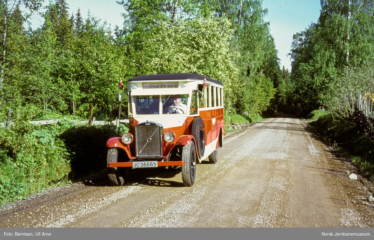 Veteranbuss med kjennemerke JC 36665 tilhørende Vestoppland Bilselskap