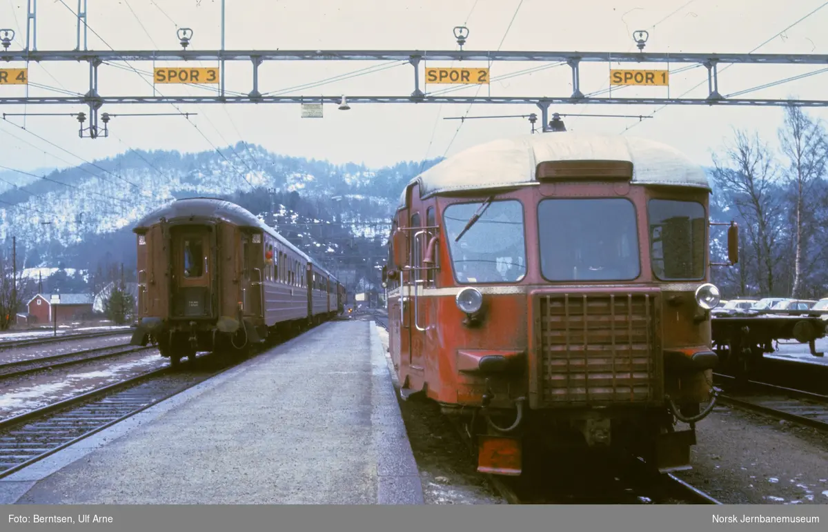 Dieselmotorvogn BM 87 07 med pesontog til Flekkefjord på Sira stasjon