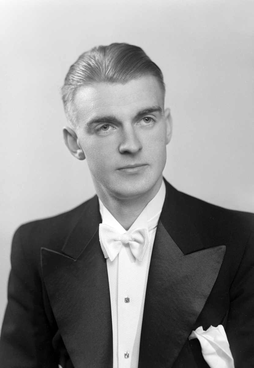 Portrett av Søren Gangfløt som ung i 1943. Antakelig fotografert i forbindelse med hans debutkonsert somp pianist i Fredrikstad i 1943. 
Gangfløt var kirkemusiker, dirigent, organist og komponist fra Fredrikstad.