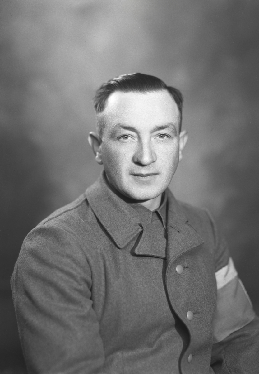 Portrett av tysk soldat. Bestillers navn: Lenmachs ?. Organisation Todt (OT). 
6 postkort.