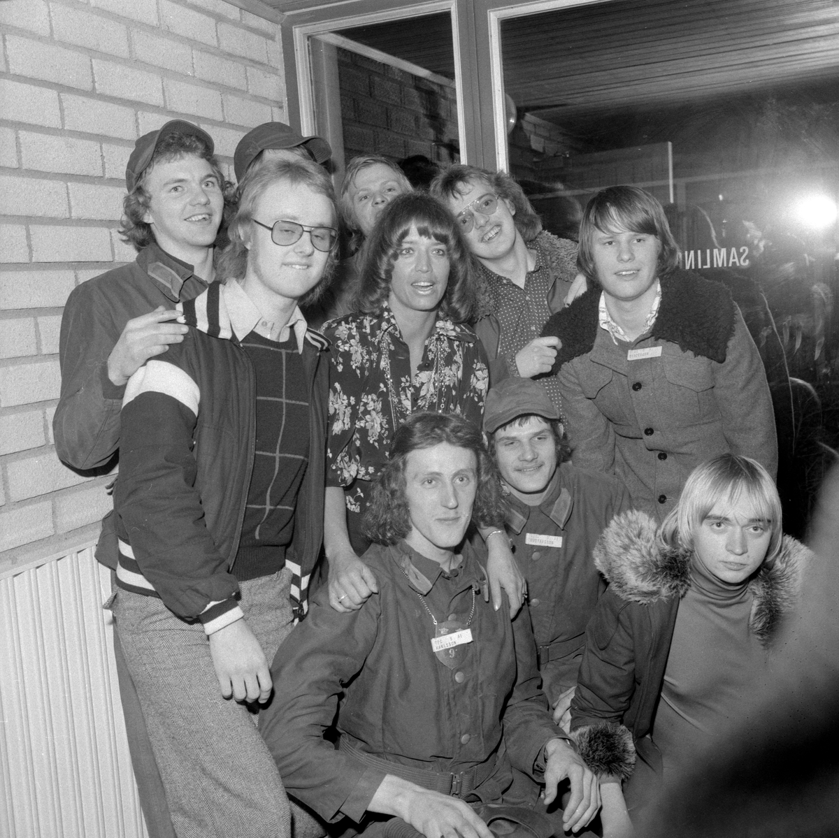 Folkkära Barbro "Lill-Babs" Svensson omgiven av hänförda fans. Bild från hennes framträdande i regementenas soldathem i Linköping 1975.