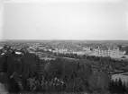 Panorama över Linköping. Vy från utsiktstornet Belvederens höga läge med blicken vänd mot nordost. Detaljer i bilden daterar den till år 1899.