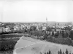 En vidunderlig vy över Linköping daterad 1901. Här finns så mycket att utforska, hus i sådan mängd att vi här endast tydliggör fotografens position i utsiktstornet Belvederen med sin kameran riktad rakt mot norr.