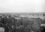 Vy över Linköpings östra delar. Fotografiet fångar staden som den tog sig ut 1901 i ett panorama från Jonn O Nilsons hus i bildens vänsterkant till Linnéskola i dess högra del.