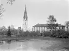 En klassisk Linköpingsvy daterad år 1900. Stiftets verksamhet leddes vid tiden av biskop Carl Wilhelm Charleville. Från slottet styrde landshövding Robert De la Gardie länets mer profana bestyr.