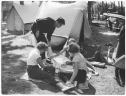 Ett sällskap äter lunch på en camping i Dalarna. Möjligen So