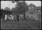 Grupporträtt utomhus, Kolbäcks barnhem.
Ur Gustaf Åhmans samling.