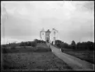 Grupporträtt framför hus. Berg, Herrevad, Hallstahammar
Ur Gustaf Åhmans samling.