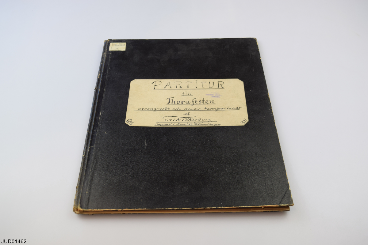 12 inbundna böcker med partitur för gudstjänster i Stora synagogan av Erik Åkerberg. 

1) Partitur till Thora-festen arrangeradt och delvis komponeradt af Erik Åkerberg (Oct. 1891). 

2) Partitur till Fredags- och Lördagsgudstjänsten ordnadt och utskrifvet af Erik Åkerberg (1912). 

3) Partitur till Fredags- och Lördags-gudstjänsterna ordnadt af Erik Åkerberg (1917). 

4) Partitur till Påsk-, Vecko- och Löfhyddofest ordnadt af Erik Åkerberg (1917). 

5) Konfirmationskantat (partitur) och stämma för solosopran (med bilagt tryckt häfte: Text till konfirmationsgudstjänsten i Stockholms synagoga 1930). 

6) Thorafest. Aftongudstjänst. Partitur. 

7) Partitur till Ungdomsgudstjänst 1922. 

8) Nytt partitur till Fredags- och Lördagsgudstjänst 1922. 

9) Tempelinvigningsfesten 1924. 

10) L. Lewandowski Achtzehn Liturgische Psalmen für Soli und Chor mit Begleitung der Orgel (u.å.). 

11) Samlingsband med diverse kopior av partitur för gudstjänst (se innehållsförteckning)