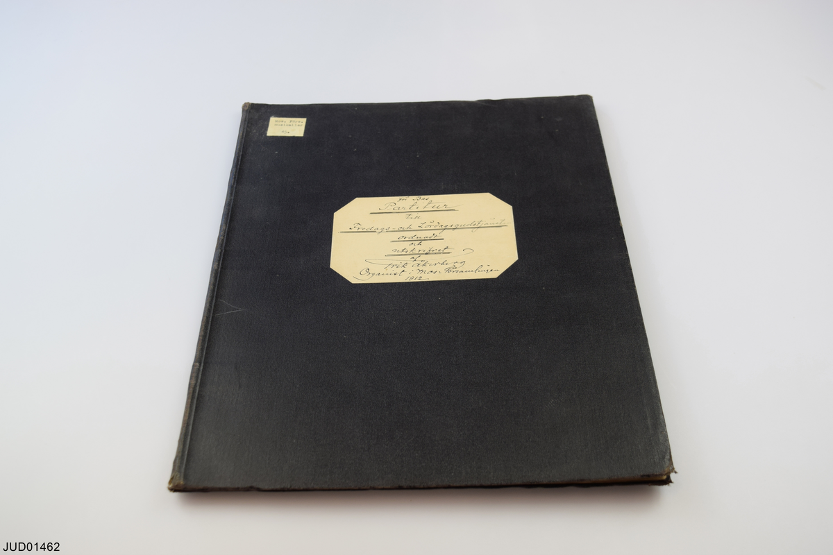 12 inbundna böcker med partitur för gudstjänster i Stora synagogan av Erik Åkerberg. 

1) Partitur till Thora-festen arrangeradt och delvis komponeradt af Erik Åkerberg (Oct. 1891). 

2) Partitur till Fredags- och Lördagsgudstjänsten ordnadt och utskrifvet af Erik Åkerberg (1912). 

3) Partitur till Fredags- och Lördags-gudstjänsterna ordnadt af Erik Åkerberg (1917). 

4) Partitur till Påsk-, Vecko- och Löfhyddofest ordnadt af Erik Åkerberg (1917). 

5) Konfirmationskantat (partitur) och stämma för solosopran (med bilagt tryckt häfte: Text till konfirmationsgudstjänsten i Stockholms synagoga 1930). 

6) Thorafest. Aftongudstjänst. Partitur. 

7) Partitur till Ungdomsgudstjänst 1922. 

8) Nytt partitur till Fredags- och Lördagsgudstjänst 1922. 

9) Tempelinvigningsfesten 1924. 

10) L. Lewandowski Achtzehn Liturgische Psalmen für Soli und Chor mit Begleitung der Orgel (u.å.). 

11) Samlingsband med diverse kopior av partitur för gudstjänst (se innehållsförteckning)