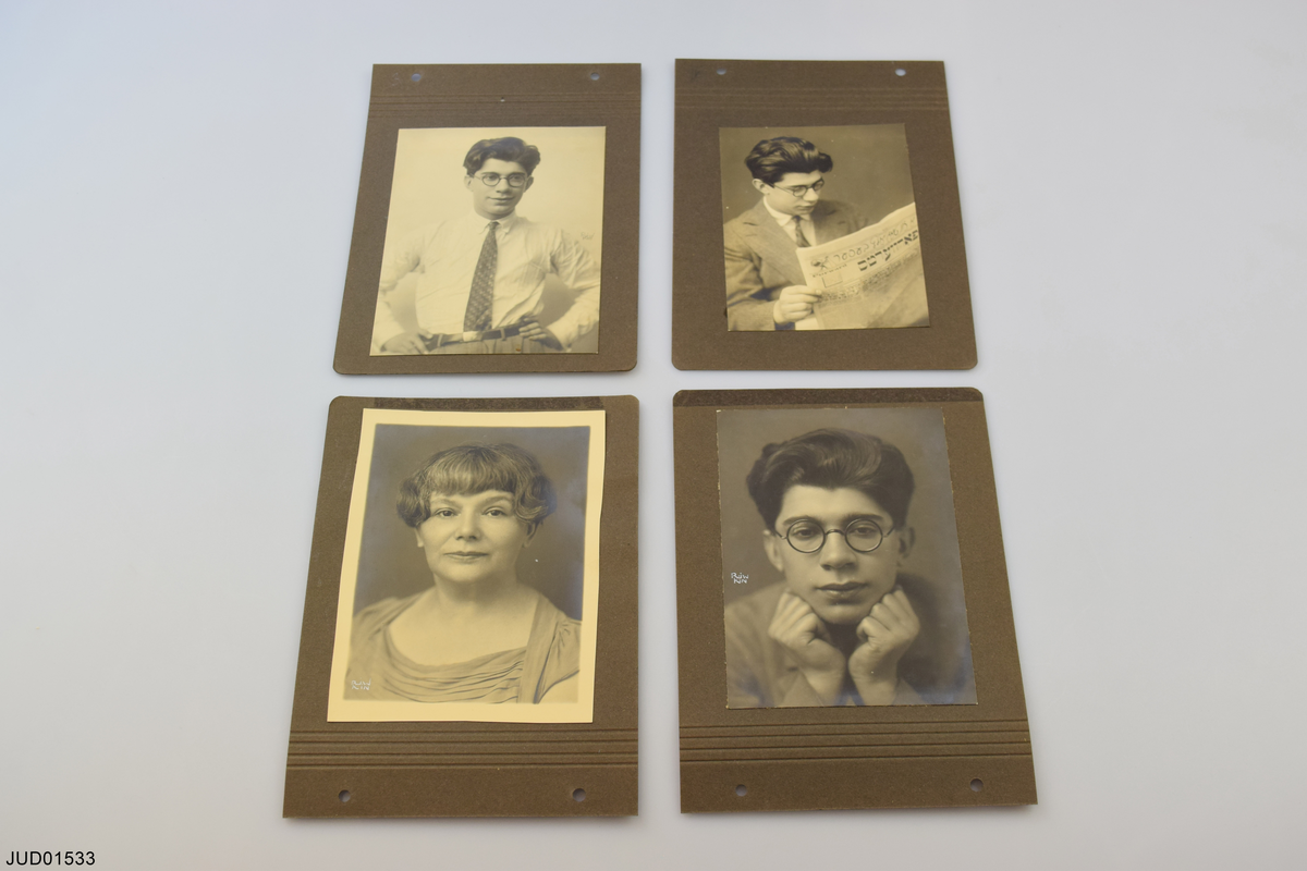 Fyra blad ur fotoalbum med 7 fotografier av Anna Riwkin-Brick (JUDF02825-JUDF02831). 

Porträtt av Josef Riwkin, Frida Riwkin, Eugenie Riwkin, Anna Riwkin och Mikael Söderberg.