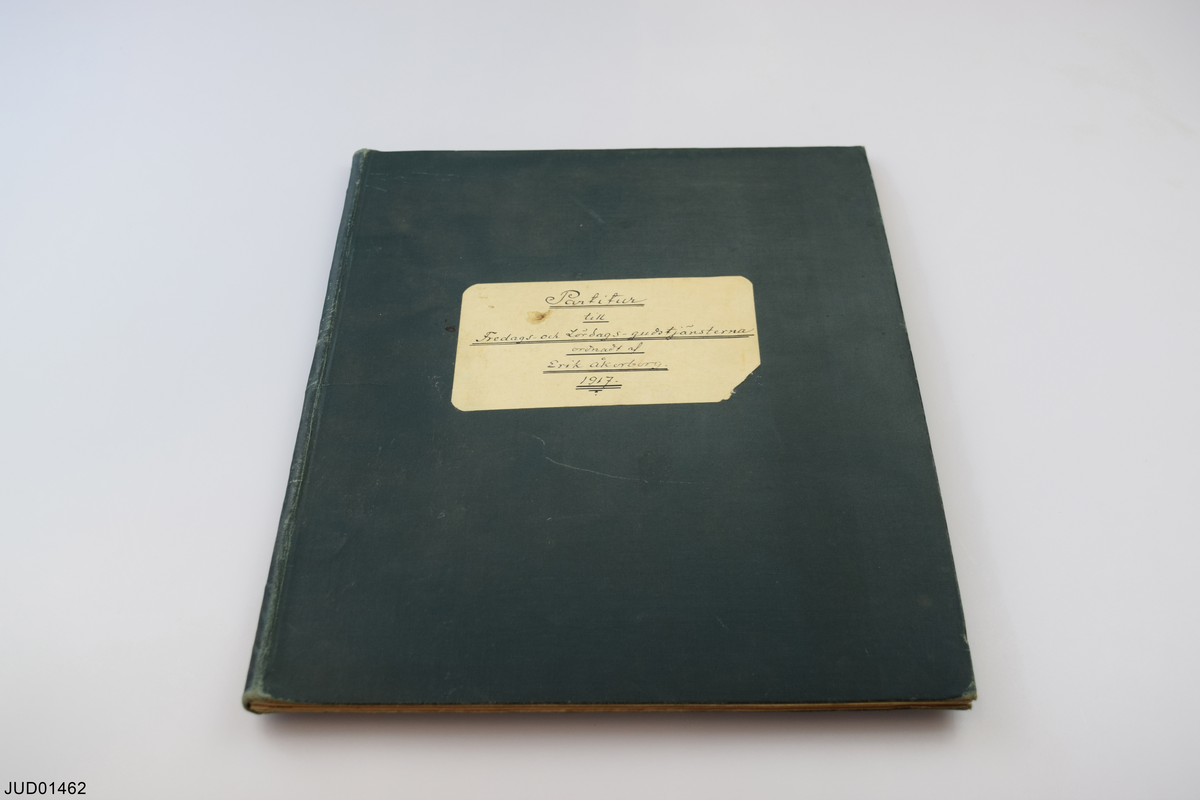 12 inbundna böcker med partitur för gudstjänster i Stora synagogan av Erik Åkerberg. 

1) Partitur till Thora-festen arrangeradt och delvis komponeradt af Erik Åkerberg (Oct. 1891). 

2) Partitur till Fredags- och Lördagsgudstjänsten ordnadt och utskrifvet af Erik Åkerberg (1912). 

3) Partitur till Fredags- och Lördags-gudstjänsterna ordnadt af Erik Åkerberg (1917). 

4) Partitur till Påsk-, Vecko- och Löfhyddofest ordnadt af Erik Åkerberg (1917). 

5) Konfirmationskantat (partitur) och stämma för solosopran (med bilagt tryckt häfte: Text till konfirmationsgudstjänsten i Stockholms synagoga 1930). 

6) Thorafest. Aftongudstjänst. Partitur. 

7) Partitur till Ungdomsgudstjänst 1922. 

8) Nytt partitur till Fredags- och Lördagsgudstjänst 1922. 

9) Tempelinvigningsfesten 1924. 

10) L. Lewandowski Achtzehn Liturgische Psalmen für Soli und Chor mit Begleitung der Orgel (u.å.). 

11) Samlingsband med diverse kopior av partitur för gudstjänst (se innehållsförteckning)