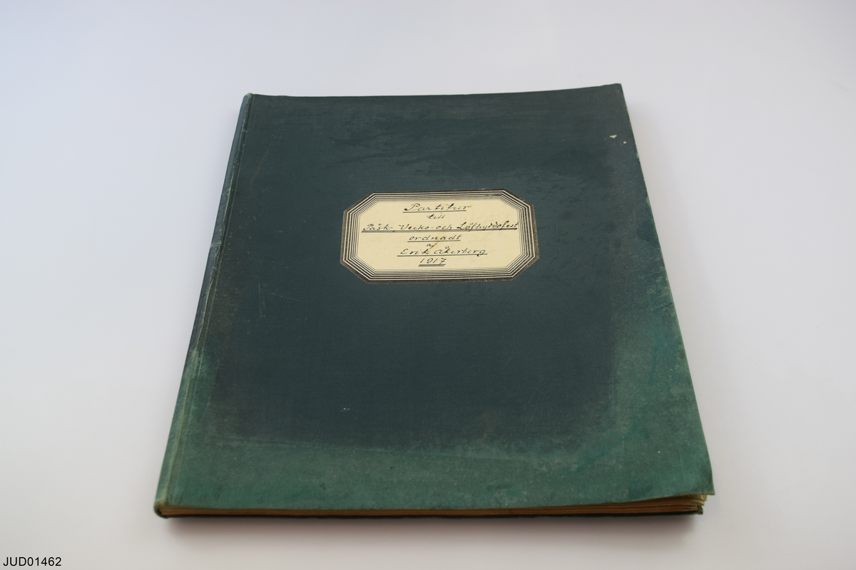 12 inbundna böcker med partitur för gudstjänster i Stora synagogan av Erik Åkerberg. 

1) Partitur till Thora-festen arrangeradt och delvis komponeradt af Erik Åkerberg (Oct. 1891). 

2) Partitur till Fredags- och Lördagsgudstjänsten ordnadt och utskrifvet af Erik Åkerberg (1912). 

3) Partitur till Fredags- och Lördags-gudstjänsterna ordnadt af Erik Åkerberg (1917). 

4) Partitur till Påsk-, Vecko- och Löfhyddofest ordnadt af Erik Åkerberg (1917). 

5) Konfirmationskantat (partitur) och stämma för solosopran (med bilagt tryckt häfte: Text till konfirmationsgudstjänsten i Stockholms synagoga 1930). 

6) Thorafest. Aftongudstjänst. Partitur. 

7) Partitur till Ungdomsgudstjänst 1922. 

8) Nytt partitur till Fredags- och Lördagsgudstjänst 1922. 

9) Tempelinvigningsfesten 1924. 

10) L. Lewandowski Achtzehn Liturgische Psalmen für Soli und Chor mit Begleitung der Orgel (u.å.). 

11) Samlingsband med diverse kopior av partitur för gudstjänst (se innehållsförteckning)