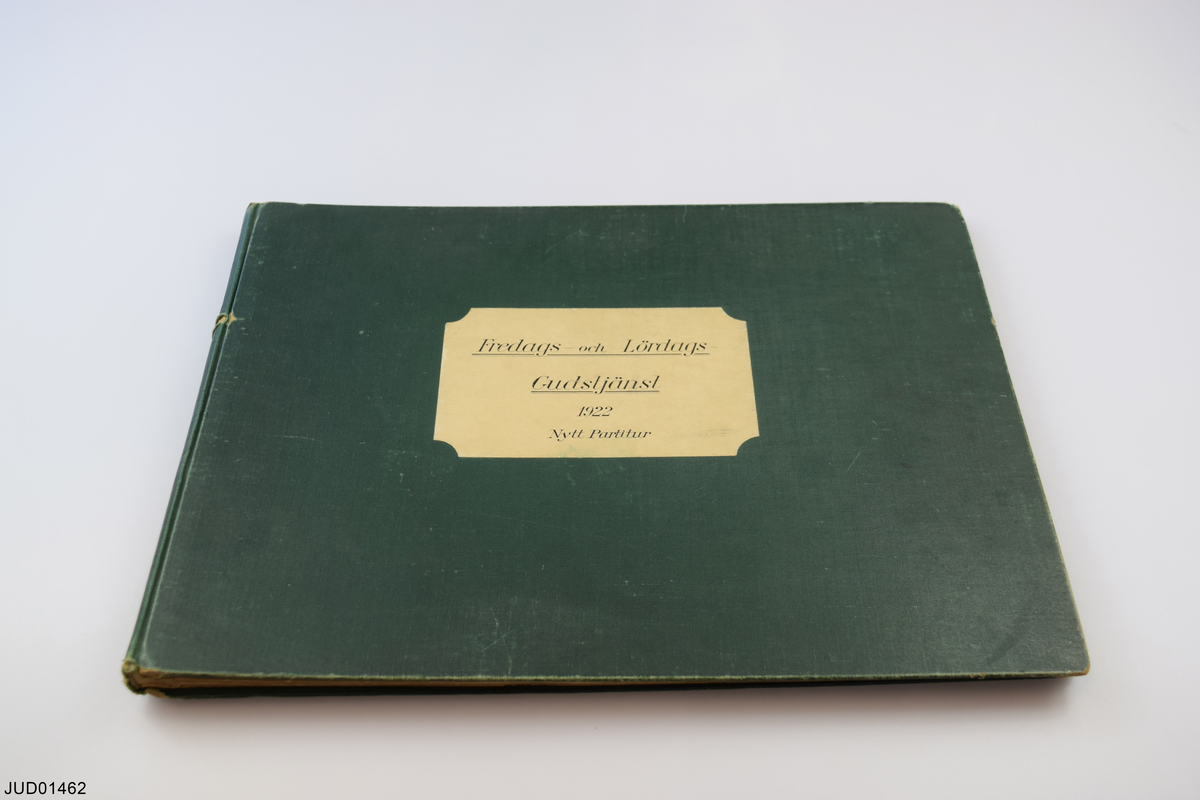 12 inbundna böcker med partitur för gudstjänster i Stora synagogan av Erik Åkerberg. 

1) Partitur till Thora-festen arrangeradt och delvis komponeradt af Erik Åkerberg (Oct. 1891). 

2) Partitur till Fredags- och Lördagsgudstjänsten ordnadt och utskrifvet af Erik Åkerberg (1912). 

3) Partitur till Fredags- och Lördags-gudstjänsterna ordnadt af Erik Åkerberg (1917). 

4) Partitur till Påsk-, Vecko- och Löfhyddofest ordnadt af Erik Åkerberg (1917). 

5) Konfirmationskantat (partitur) och stämma för solosopran (med bilagt tryckt häfte: Text till konfirmationsgudstjänsten i Stockholms synagoga 1930). 

6) Thorafest. Aftongudstjänst. Partitur. 

7) Partitur till Ungdomsgudstjänst 1922. 

8) Nytt partitur till Fredags- och Lördagsgudstjänst 1922. 

9) Tempelinvigningsfesten 1924. 

10) L. Lewandowski Achtzehn Liturgische Psalmen für Soli und Chor mit Begleitung der Orgel (u.å.). 

11) Samlingsband med diverse kopior av partitur för gudstjänst (se innehållsförteckning)