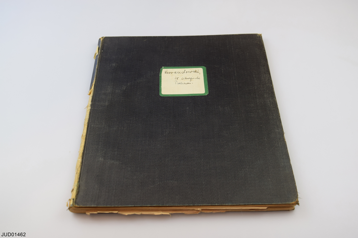 12 inbundna böcker med partitur för gudstjänster i Stora synagogan av Erik Åkerberg. 

1) Partitur till Thora-festen arrangeradt och delvis komponeradt af Erik Åkerberg (Oct. 1891). 

2) Partitur till Fredags- och Lördagsgudstjänsten ordnadt och utskrifvet af Erik Åkerberg (1912). 

3) Partitur till Fredags- och Lördags-gudstjänsterna ordnadt af Erik Åkerberg (1917). 

4) Partitur till Påsk-, Vecko- och Löfhyddofest ordnadt af Erik Åkerberg (1917). 

5) Konfirmationskantat (partitur) och stämma för solosopran (med bilagt tryckt häfte: Text till konfirmationsgudstjänsten i Stockholms synagoga 1930). 

6) Thorafest. Aftongudstjänst. Partitur. 

7) Partitur till Ungdomsgudstjänst 1922. 

8) Nytt partitur till Fredags- och Lördagsgudstjänst 1922. 

9) Tempelinvigningsfesten 1924. 

10) L. Lewandowski Achtzehn Liturgische Psalmen für Soli und Chor mit Begleitung der Orgel (u.å.). 

11) Samlingsband med diverse kopior av partitur för gudstjänst (se innehållsförteckning)