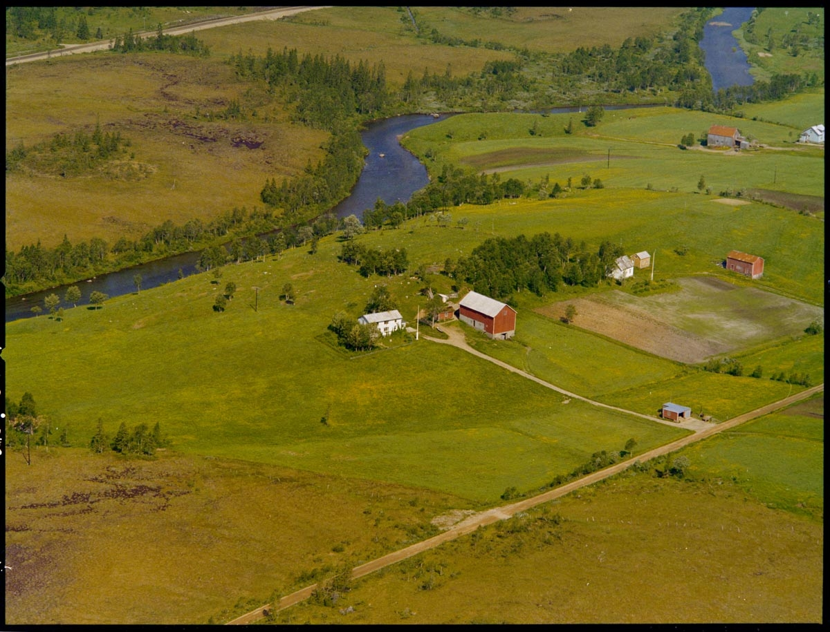 Leirfjord, Tovåsen. Flyfoto over deler av Tovåsen med Ranelva. Gården til Bergljot og Aksel Bach.