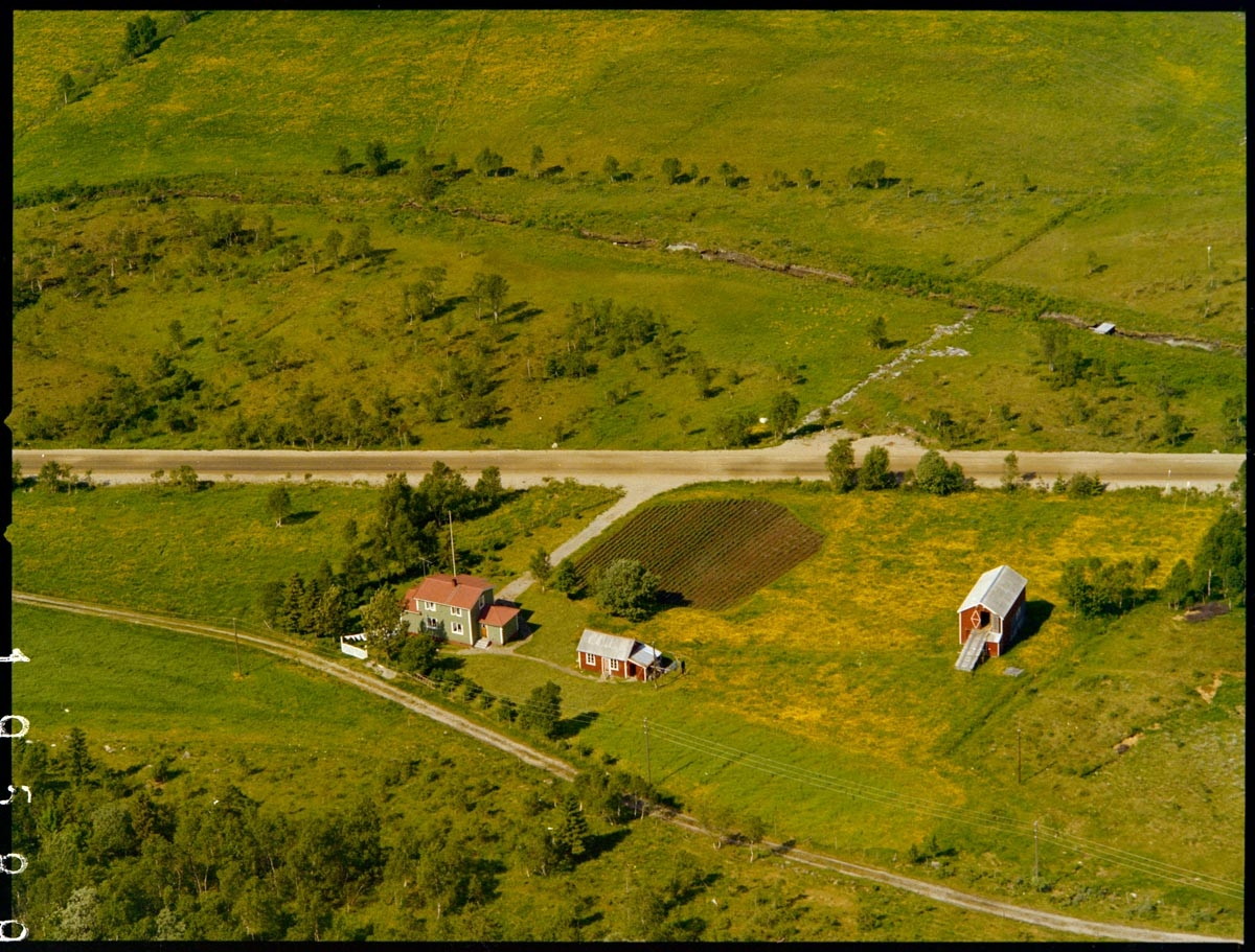 Leirfjord, Nes. Flyfoto over Nes. Nordnes