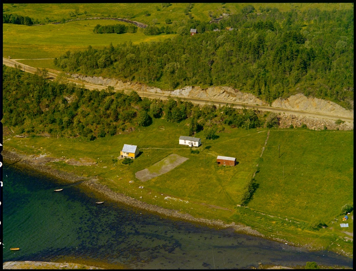 Leirfjord, Nes. Flyfoto over Nes. Boplassen "Puinn stia" ved Leirfjorden. Her bodde Arnfinn og Gudrun Nilsen.
