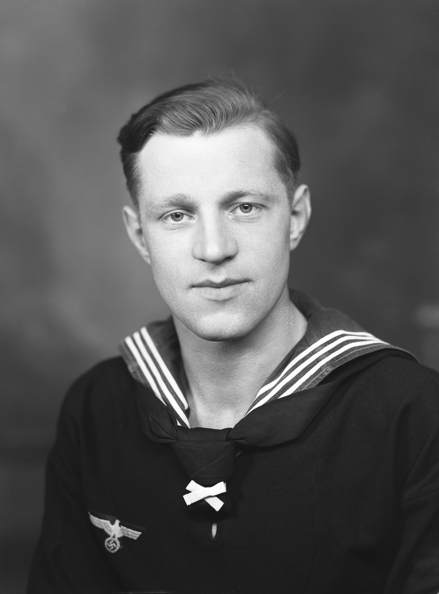 Portrett av tysk soldat. Bestillers navn: Freeze Titze...? Kriegsmarine.