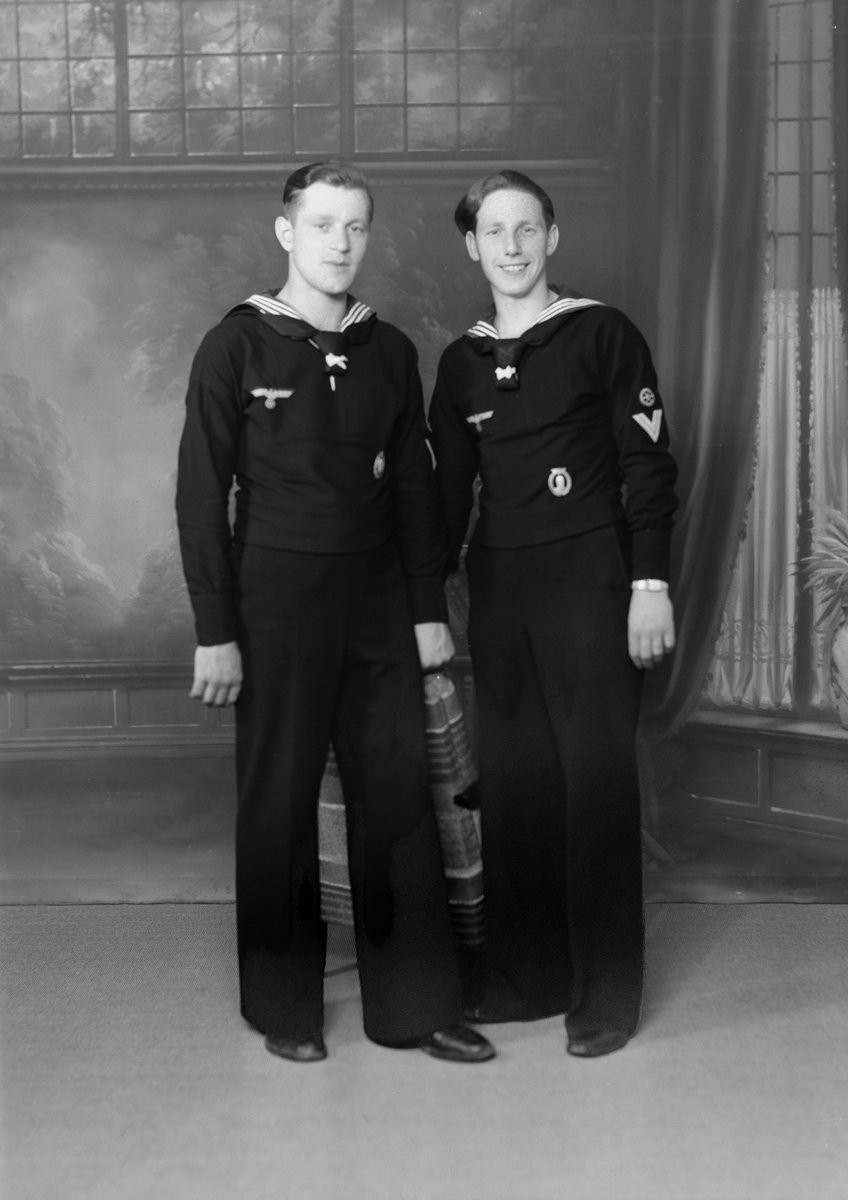 Gruppeportrett  av tyske soldater. Bestillers navn: Freeze Titze...? Kriegsmarine.