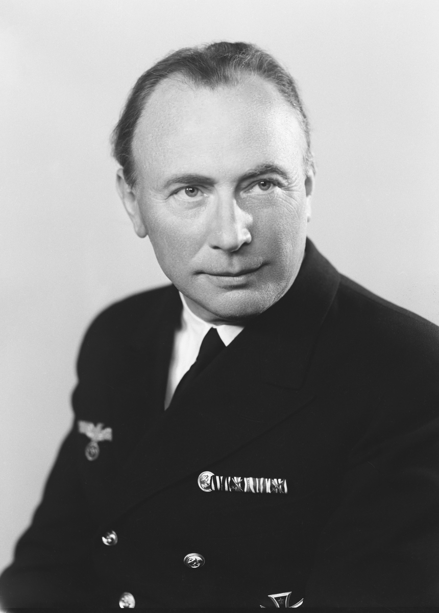 Portrett av tysk soldat. Bestillers navn: Hormenin? Kriegsmarine.