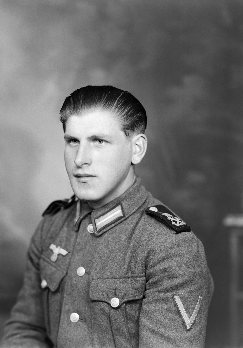 Portrett av tysk soldat. Bestillers navn: Kornell, Rauøy. 6 postkort.