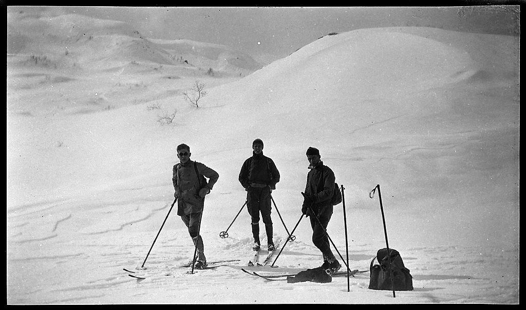 En gjeng unge menn på skitur ved Fjellberg i Suldal, påsken 1927