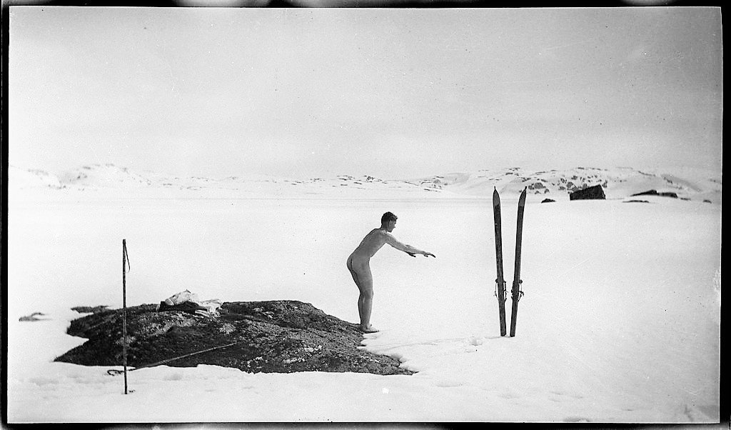 En gjeng unge menn på fjelltur i Dyraheio og rundt Blåsjø i Suldal, pinsen 1927. Det er mye snø på fjellet. Det er bilder fra nakenbading i snøen, henting av vann fra snødekt elv, opplevelser fra skiturer og hytter på fjellet.