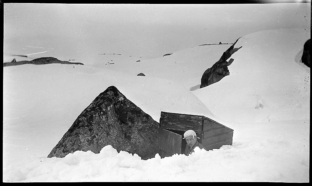 En gjeng unge menn på fjelltur i Dyraheio og rundt Blåsjø i Suldal, pinsen 1927. Det er mye snø på fjellet. Det er bilder fra nakenbading i snøen, henting av vann fra snødekt elv, opplevelser fra skiturer og hytter på fjellet.