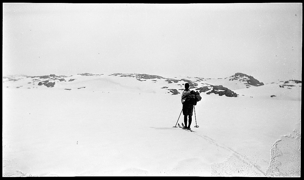 En gjeng unge menn på fjelltur i Dyraheio og rundt Blåsjø i Suldal, pinsen 1927. Det er mye snø på fjellet. Det er bilder fra nakenbading i snøen, henting av vann fra snødekt elv, opplevelser fra skiturer og hytter på fjellet.