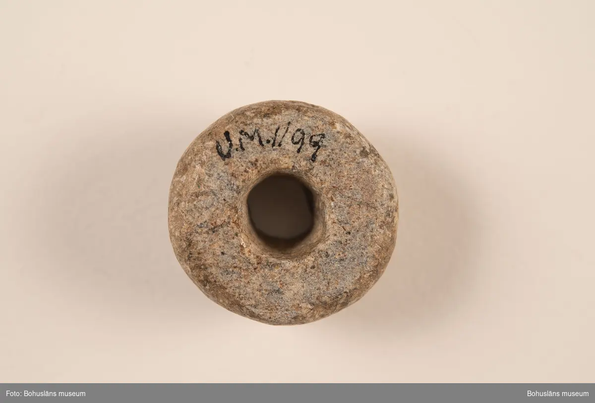 Sländtrissa, dekorerad med 18 st. små cirklar med mittpunkter.

Ur handskrivna katalogen 1957-1958: Sländtrissa. Diam. 3,5 cm. Ornerat med cirklar med mittpunkt. Halvklotformad. Föremålet helt. Myckleby. Orust

Landskap BOHUSLÄN

Lappkatalog: 1:27