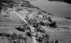 Flygfoto över Tandsjöborg 1954. Tandsjöborg ligger geografiskt inom landskapet Dalarna och är en del av Orsa finnmark.