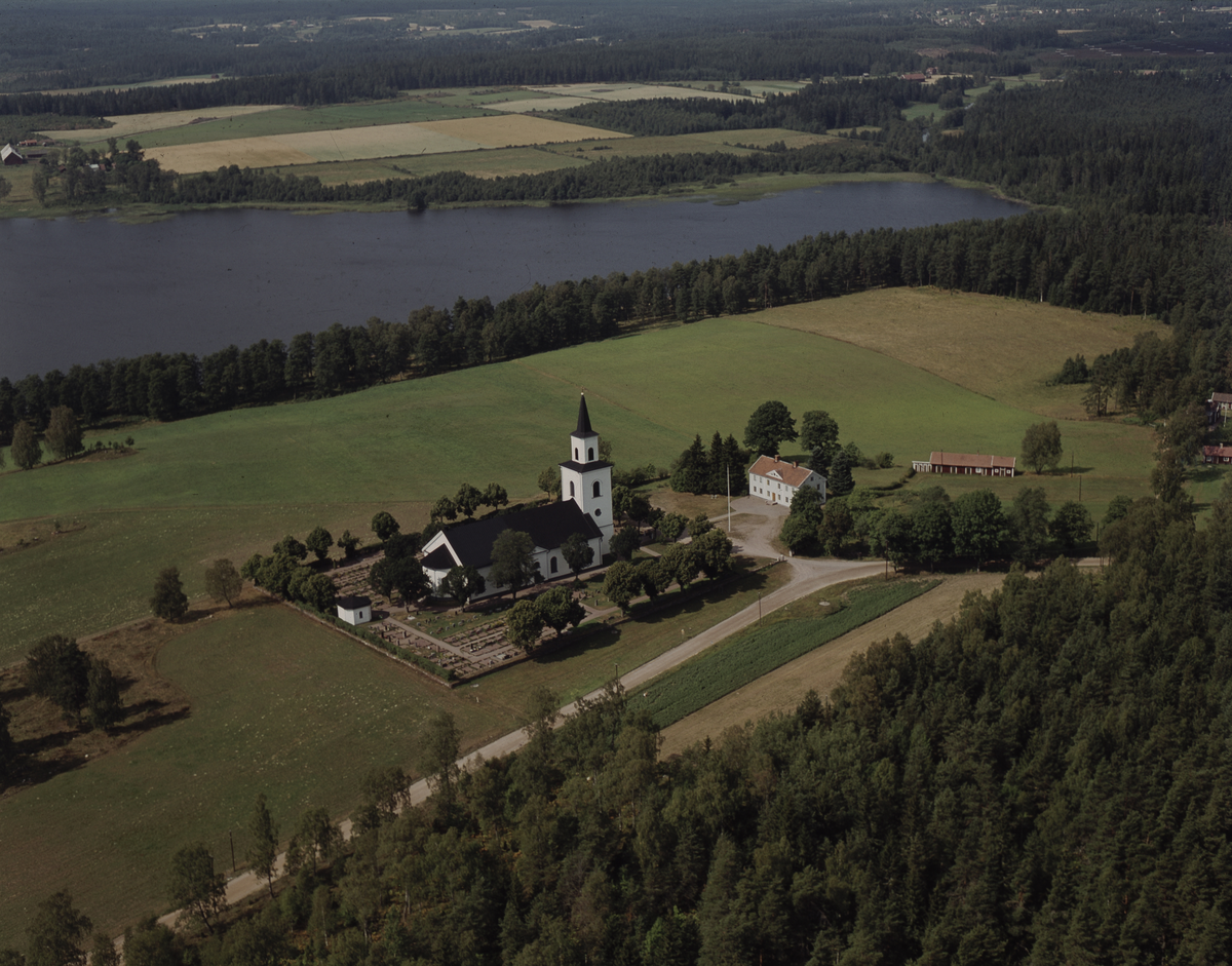 Flygfoto över Flisby kyrka i Nässjö kommun, Jönköpings län 283/1969